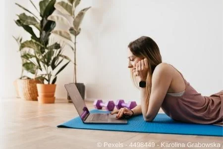 Frau zuhause Fitness - aus dem Artikel - Sichere Fitness während Corona mit professioneller Begleitung