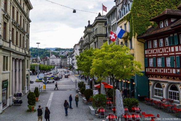 Menschen laufen durch eine Innenstadt in der Schweiz - In diesem Beitrag erfahren Sie fünf wissenswerte Ideen gegen die steigenden Immobilienpreise in der Schweiz.